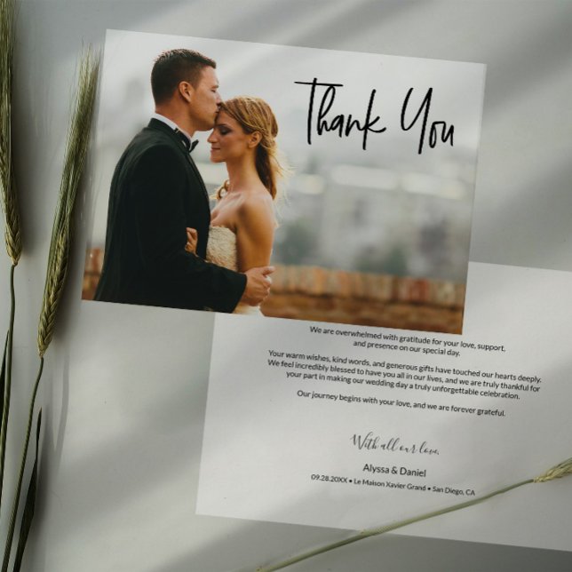 Anpassningsbar Heartfilt meddelande bröllop fotomo (Modern Wedding Thank you Photo card with message, names, wedding date and location.)