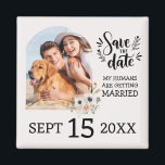 Anpassningsbar Hund Pet Photo Blommigt Bröllop spa Magnet<br><div class="desc">Anpassningsbar Hund Pet Photo Blommigt Spara datum magneter | Unika magneter Bröllop spara datum med Hund Bild | "Mina människor är Gifta sig" Ljudnyare ordalydelse för bröllopsinbjudan för Hundälskare |</div>