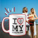Anpassningsbar I kärlek min flickvänliga fotomext Kaffemugg<br><div class="desc">Skapa din egen I Kärlek My Girlkompis anpassningsbar Photo and Text mugg med den här moderna mallen och rolig tröja med ett coola-slab serif-teckensnitt och flickväns foto i ett stort rött hjärta. Lägg till ett eget foto, ditt namn eller någon annan personlig. Mugg-designen "I kärlek My Girlkompis" är inspirerad av...</div>