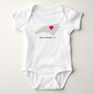 Anpassningsbar i North Carolina-staten Kärlek Baby T Shirt