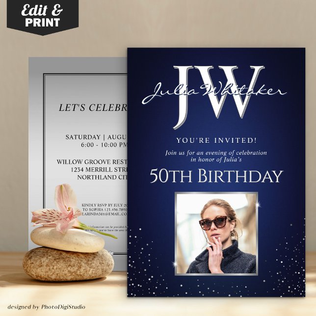 Anpassningsbar Initialer Elegant 50:e födelsedag B Inbjudningar (Custom Initials Elegant 50th Birthday Blue Silver Invitation)