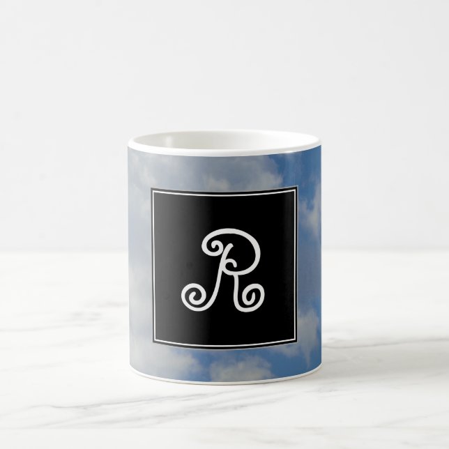 Anpassningsbar Initialt + vita/Grått moln och Blå  Kaffemugg (Center)