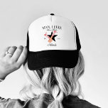 Anpassningsbar jag känner som en Bride Cowgirl Bac Keps<br><div class="desc">Yehaw, cowgirl! Få redot att känna sig som en brud och en drottning av Vilda western med vår Anpassningsbar "Jag känner mig som en brud" Cowgirl Bachelorette Truckerkeps! Det här är det ultimata tillbehör för din rosa förra rodeo-bachelorette-festen, packad med alla nyckel-attribut för att göra den oförglömlig. Vår anpassningsbar truckerkeps...</div>