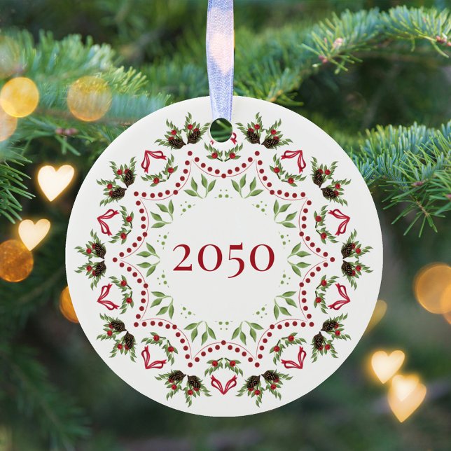 Anpassningsbar jul Mandala-Personligen Julgransprydnad Keramik (Christmas greenery, pine cones, and holly berries mandala custom ceramic ornament. )