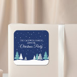 Anpassningsbar jul Party Winter Träd Blue Fyrkantigt Klistermärke<br><div class="desc">Vackert midnatt blå himmel med julfir träd dekorerar den här söten,  anpassningsbar party-dekalen för en familj firande. Snö linjer,  den vackra skogen och det vita snöflingor sprinkler sig i luft nattetid. Anpassa dessa söt-klistermärken för helgdag.</div>