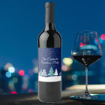 Anpassningsbar jul Party Winter Träd Blue Vinflaska Etikett<br><div class="desc">Vackra midnatt blå himmel med julfir träd dekorerar söten,  anpassningsbarnas party-etiketter från vin. Snö linjer,  den vackra skogen och det vita snöflingor sprinkler sig i luft nattetid. Anpassa de här presentetiketterna till en helgdag-samling.</div>