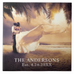 Anpassningsbar Keepsak Bröllop Photo Kakelplatta<br><div class="desc">Skapa en egen anpassningsbar med ett favoritfoto från bröllop. Byt ut exempelfotot mot ett eget. Redigera den text som din nya familj namn och bröllop daterat för ett unikt och uppskattat nyckelord för ditt nya liv tillsammans.</div>