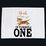 Anpassningsbar Kids First Birthday Monogram<br><div class="desc">Livet är bra när man gör det!  Fira dina små tigrar första födelsedag Cute och ädel vild en djungeltiger är redo att ha en hägrande bra! Modern typografi med din sons eller dotters namn. Perfekt för safari-,  djungel- eller zoomtematiska händelser.</div>