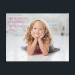 Anpassningsbar Kids Photo Födelsedagsfest Girl Ros Inbjudan Vykort<br><div class="desc">Beställ dessa inbjudningar i personlig barns födelsedag med anpassade fält på baksidan av vykortet för ditt barns placering,  datum och tid i party. Sätt i din egen lilla flickas foto bredvid rosan namn och ålder. Lägg till party-informationen på baksidan av detta enkla,  klassade inbjudan.</div>