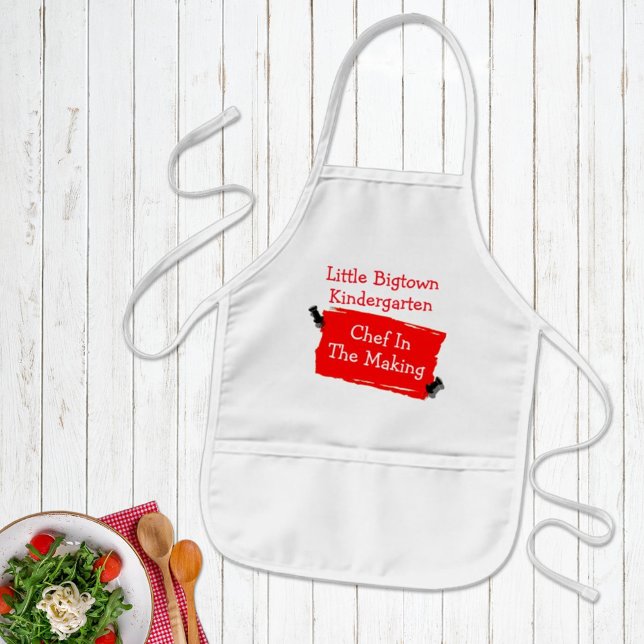 Anpassningsbar Kindergarten Chef Red Srap Papper S Barnförkläde (Fun for the kids and clean clothes too. This apron design is easy to personalize for a gift.)