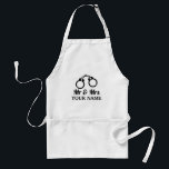 Anpassningsbar kökspron för Mr. och Mrs. Förkläde<br><div class="desc">Anpassningsbar kökspron till mr och mrs ny gifta. Utformning av handklovar för akut hjärt med typografi av eleganten. Lägg till din egen familj namn/efternamn och datum om du vill. Romantiskt presenter för nygifta eller make och hustru duo. Kokaproner i vit gult och beige. Roligt för BBQ, bröllopsfest, konst och hantverk...</div>