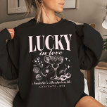 Anpassningsbar Las Vegas Bachelorette Party Person T Shirt<br><div class="desc">Gratulera till äventyr i Las Vegas med vår "Lucky in Kärlek" Anpassningsbar Las Vegas Bachelorette Party Personlig Crewnacktröjan. Den här snyggtens skjorta har en unik framsida- och baksida-design som liknar andan i din retro kasino-bach resa. Med en lekfull inslag som poker dice och drink motifs ser brudens sida ut och...</div>