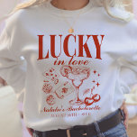 Anpassningsbar Las Vegas Bachelorette Party Person T Shirt<br><div class="desc">Bärk det upphetsande som ditt parti Las Vegas har med vår "Lucky in Kärlek" Anpassningsbar Las Vegas Bachelorette Party Personlig Sweatshirt. Denna snyggt och mysiga tröja är perfektens val att hedra minnet av ert speciella helg. Med en retro casino-bach resa-design som sömlöst integrerar inslag som pokerdice och ett dryckestemat motiv...</div>