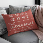 Anpassningsbar Latitude Longitud-familjen Namn Hom Prydnadskudde<br><div class="desc">Latitude Longitud Home Decor. Ett unikt sätt att visa var ditt hem finns. Anpassa den med valfri bakgrund i färg. Perfektens gåva till Houseworkteknik. Om du vill söka efter latitud och longitud för ditt hem kopierar du och klistrar in länken i webbläsaren och följer instruktionerna. https://support.google.com/maps/answer/18539?hl=en</div>