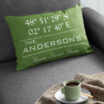 Anpassningsbar Latitude Longitud-familjen Namn Hom Prydnadskudde<br><div class="desc">Latitude Longitud Home Decor. Ett unikt sätt att visa var ditt hem finns. Anpassa den med valfri bakgrund i färg. Perfektens gåva till Houseworkteknik. Om du vill söka efter latitud och longitud för ditt hem kopierar du och klistrar in länken i webbläsaren och följer instruktionerna. https://support.google.com/maps/answer/18539?hl=en</div>