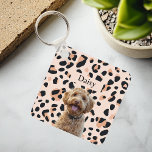 Anpassningsbar Leopard Hund Photo with Namn<br><div class="desc">Ta med dig en biet av ditt älskade sällskapsdjur vart du än går med Anpassningsbarna Leopard Print Hund Photo with Namn Keychain! Den här nyckelkedjan för snyggt har en chic som leopard-, personlig med ett foto av hund och namn och skapar den som ett unikt och modernt tillbehör. Perfekt för...</div>