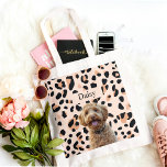 Anpassningsbar Leopard Print Hund Photo Tygkasse<br><div class="desc">Ta med dig dina viktigaste saker i stil med vår Anpassningsbar Leopard Print Hund Photo Tote Bag! Den här moderikten har en trendig leopard-design, personlig med ett foto av din älskade hund och namn. Det är perfekt för inköp, ärenden eller en dag ut. Det här är ett underbart sätt för...</div>