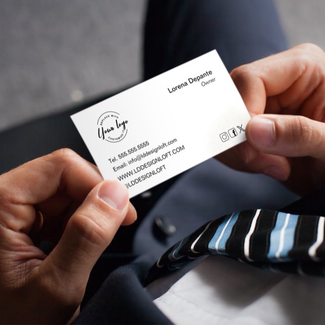 Anpassningsbar Logotyp Modern Minimalist Social Me Visitkort (Black white generic business card custom logo and social media icons.)