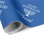 Anpassningsbar Lycklig Hanukkah blå judisk Helgdag Presentpapper<br><div class="desc">Anpassningsbar Lycklig Hanukkah blå och vit judisk Helgdag som är papprare. Personligens presentrullar med namn och menorahljus. Lägg till ditt eget namn,  hälsning eller monogram brev. Elegantens Helgdag med dekorativa mönster av religiösans symbol. avsluta projektionsyta eller glansig.</div>