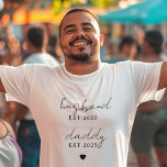 Anpassningsbar Make & pappa EST-årsavgift T Shirt<br><div class="desc">Fira faderskapets och kärlek resa med denna moderna, minimalistiska anpassningsbar T-shirt. Den här skjortan är elegantens skript och ren text och är perfekt för pappor som blev make och far under meningsfulla år. Vare sig det är för Far dag, ett tillkännagivande i nyfödd bebis eller bara för att visa uppskattning,...</div>