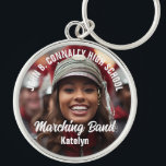 Anpassningsbar Marching Band Photo High School Spi Rund Silverfärgad Nyckelring<br><div class="desc">Den här coolan har skräddarsytt fotoutforskningskedjan för högskoleband med vit typografi av ditt team och namn. Anpassa med bandet namn eller mascot över spelarfotot.</div>