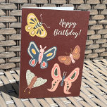 Anpassningsbar-meddelande för folkArt Moths Butter Kort<br><div class="desc">Det här söt-kortet är perfekt för födelsedagar eller valfri tillfälle,  eftersom både meddelandet på framsidan och meddelandet på insidan är redot som ska anpassas med din egen text. Kortet visar stil i konst med månghöns i varmt jordnära färg av brunt,  rosa,  gult,  grönt och blått mot rikens bruna bakgrund.</div>