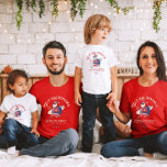 Anpassningsbar Mele Kalikimaka Santa Hawaiian Jul T Shirt<br><div class="desc">Fira jul med en tropisk snopp! Den här Anpassningsbarna har Mele Kalikimaka t-shirt en nedlagd tomt i en hawaiisk skjorta och solglasögon, som bär på ett ympbord. Anpassa den med din familj namn, ditt favoritmål på Hawaii och år. Perfekt för att lägga till öviber till dina helgdag, den här roligten...</div>