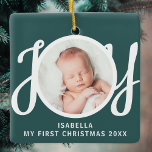 Anpassningsbar Min första Grönt för julfoto Julgransprydnad Keramik<br><div class="desc">Det här söta Baby första julfoto Ornament är dekorerat med ord JOY i snyggtens skripttypografi på gröntens bakgrund. Anpassade enkelt med ditt foto,  namn och år.</div>