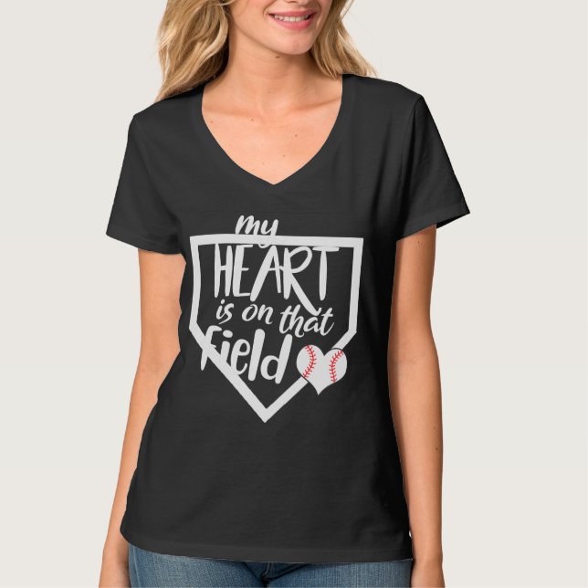Anpassningsbar MIN HJÄRTA ÄR PÅ FÄLT Mamma Baskien T Shirt (Framsida)