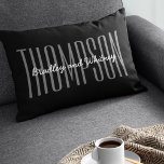 Anpassningsbar Modern Black Family Namn Lumbarkudde<br><div class="desc">Enkel,  modern familjepilot med en svart bakgrund i snyggten,  ditt efternamn i ett stort rent typsnitt och ditt första namn i ett typsnitt i eleganten. Allt på den här kudden kan anpassas till kostym stil i ditt hem. Det här skulle vara en unik gåva till nygifta.</div>