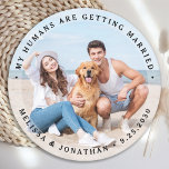 Anpassningsbar Modern Förlovning Pet Bröllop Hund  Underlägg Papper Rund<br><div class="desc">Fira din förlovning och ge unika bröllop spara datum med anpassningsbarna foto, och personligen "Mina människor är Gifta sig" hund bröllop spara datum. Anpassa med dina favoritfoton, namn och datum. Den här anpassningsbarna som du underlägg med fotot bröllop är perfekt för förlovningsfester och ett alternativ till att spara datumkorten i...</div>