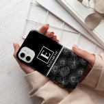 Anpassningsbar Modern Monogram Black and White-Blo<br><div class="desc">Tittar om du vill ha en snyggt och personlig för att skydda din iPhone? Se inte längre än vår anpassningsbar, vårt moderna monogram svartvit blommigt iphone case! Fodral är tillverkat av material av hög kvalitet och kommer att bidra till behållan av din mobila säker och tittar underbaren samtidigt. Med våra...</div>