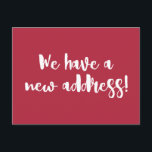 Anpassningsbar modern röd stilfull flyttanmälan vykort<br><div class="desc">Meddela din flytt i stil med detta moderna röda ”Vi har en ny adress!” vykort. Designat med ett djärvt vitt handskrivet teckensnitt på en rik röd bakgrund, är det ett stilfullt sätt att låta vänner och familj veta var de kan nå dig. Helt anpassningsbart på baksidan med din nya adress...</div>
