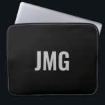 Anpassningsbar Monogram Black och Silver Laptop sl Fodral<br><div class="desc">Du kan personifiera det silver monogram som finns i centrum av det svarta laptop sleeve.</div>