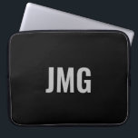Anpassningsbar Monogram Black och Silver Laptop sl Fodral<br><div class="desc">Du kan personifiera det silver monogram som finns i centrum av det svarta laptop sleeve.</div>