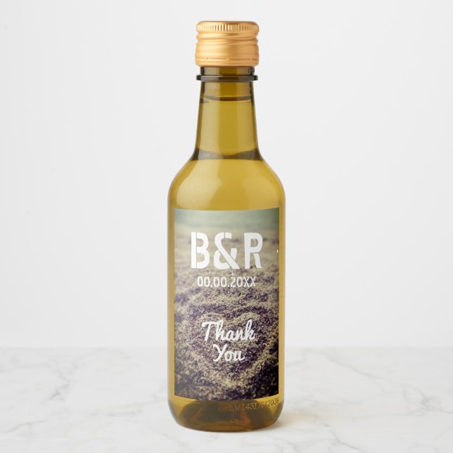 Anpassningsbar monogram, bröllopsfoto mini flaska vinetikett (Framsida)