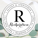 Anpassningsbar Monogram Elegant Returadressetikett Runt Klistermärke<br><div class="desc">Lägg till den avslutande beröringen till dina bröllopsinbjudningar med det här monograminitiala och efternamn,  elegant-skriptet bröllop adressetiketter. Anpassa med namn och adress. Dessa enkla adressetiketter kan användas för valfritt och tillfällen. COPYRIGHT © 2020 Judy Burrows,  Black Hund Art - Med alla Höger reserverade. Anpassningsbar Monogram Elegant Returadressetikett</div>
