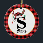 Anpassningsbar Monogram-familjens jultomte Santa H Julgransprydnad Keramik<br><div class="desc">Fira jul med den här personlig familjen prydnadsföremål med en berömd julhatt,  antlar och festliga prydnadsföremål! Det djärva monogrammet och anpassade namn gör det till perfekt för helgdag och familjefotografier.</div>