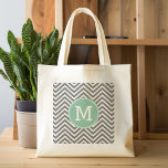 Anpassningsbar Monogram för  av träkol- och myntve Tygkasse<br><div class="desc">En klassisk,  traditionell design med chevoner och ett enda monogram. En liten,  men ändå sofistikerad design för vardaglig använda. Grått och vit chevron mönster med myntcirkel med monogram grönt. Klassisk design med trendig och grafik mönster och populärt färg.</div>