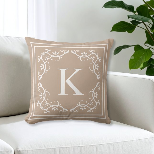 Anpassningsbar Monogram för Beige och vit dekorati Kudde (Skapare uppladdad)