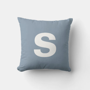 Anpassningsbar Monogram Initial Dusty Blue Kudde