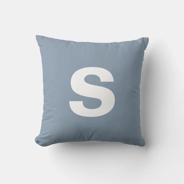 Anpassningsbar Monogram Initial Dusty Blue Kudde (Framsida)