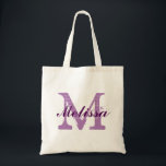 Anpassningsbar Monogram Namn Lila Tygkasse<br><div class="desc">Anpassningsbar Monogram Namn Lila Tote Bag. logotyp med elegant i monogram med brev initialer i ett grunge och namn i skriptteckensnitt för lila i mörk. Byt enkelt ut mallens monogram initialer och namn mot din egen. Kute presentidé för alla i bröllop speciellt för brud och brudgumm eller nära vänner och...</div>
