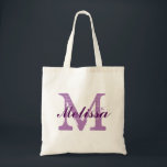 Anpassningsbar Monogram Namn Lila Tygkasse<br><div class="desc">Anpassningsbar Monogram Namn Lila Tote Bag. logotyp med elegant i monogram med brev initialer i ett grunge och namn i skriptteckensnitt för lila i mörk. Byt enkelt ut mallens monogram initialer och namn mot din egen. Kute presentidé för alla i bröllop speciellt för brud och brudgumm eller nära vänner och...</div>