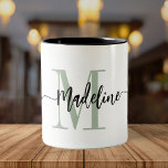 Anpassningsbar Monogram Namn Modern skript Swirls Två-Tonad Mugg<br><div class="desc">Elegant, modernt kaffe mugg med ditt eget namn och monogram i en handskriven manusjografi med minimalistisk dammiga grönt och svart, denna typografidrivna design ger en underbar gåva till medarbetare, lärare, tränare, flickvänner, pojkvänner, fruar, döttrar eller någon annan arbets- eller familjemedlem! Underbaren för kontoret eller hemdekanten den här chicen gör mugg...</div>