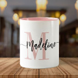 Anpassningsbar Monogram Namn Modern skript Swirls Två-Tonad Mugg<br><div class="desc">Elegant, modernt kaffe mugg med ditt eget namn och monogram i ett handskrivet skript med kalligrafi på minimalistisk rosa och svart, denna typografidrivna design ger en underbar gåva till medarbetare, lärare, tränare, flickvänner, pojkvänner, fruar, döttrar eller andra arbets- eller familjemedlemmar! Underbaren för kontoret eller hemdekanten den här chicen gör mugg...</div>
