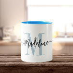 Anpassningsbar Monogram Namn Modern skript Swirls Två-Tonad Mugg<br><div class="desc">Elegant, modernt kaffe mugg med ditt eget namn och monogram i en handskriven kalligrafi i trendiget i minsta ljusblå och svart form, denna typografidrivna design ger en underbar gåva till medarbetare, lärare, tränare, flickvänner, pojkvänner, fruar, döttrar eller andra arbets- eller familjeanhängare! Underbaren för kontoret eller hemdekanten den här chicen gör...</div>