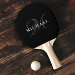 Anpassningsbar Monogram Namn Modern Sports Coola Pingisracket<br><div class="desc">Anpassningsbar monogram fotopingpongpaddel med ditt namn i vitt,  initialt i grått på minimalistisk svart bakgrund. Underbar gåva till pappa på Fars dag!</div>