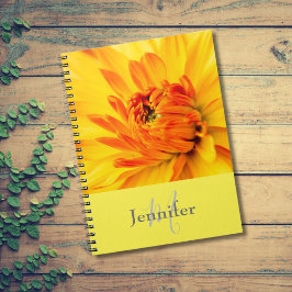 Anpassningsbar Monogram Namn Orange Gult Dahlia Anteckningsbok