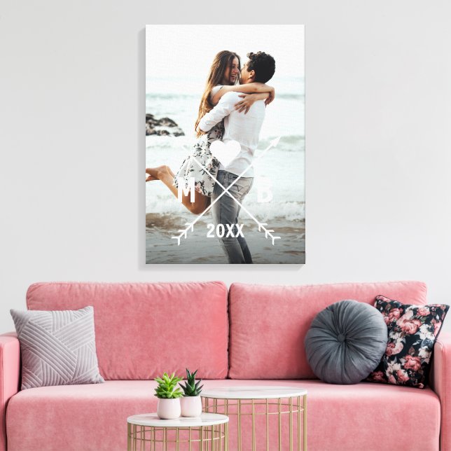 Anpassningsbar Monogram Snyggt Kärlek par hjärtpil Canvastryck (Insitu (Vardagsrum))